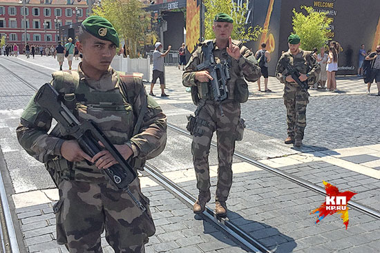 Војници Француске Легије патролирају Ницом (Фото: Дарја Асламова)