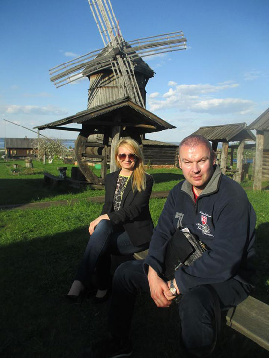 Драгана Трифковић и др Драган Петровић на експонатској фарми из 19 века у Космодемљанску 