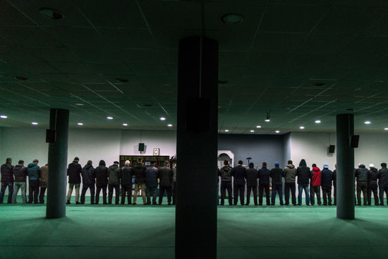 Вечерња молитва у џамији радикалног имама Муслијуа, на периферији Приштине (Фото: Andrew Testa for The New York Times)