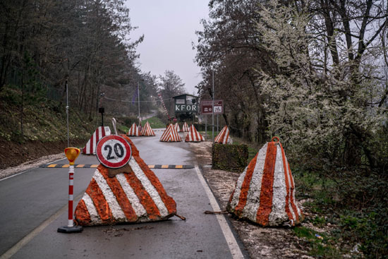 Прилаз српском манастиру Високи Дечани. У јануару, четворица наоружаних исламиста прошли су контролну тачку и ухапшени пред манастирским вратима (Фото: Andrew Testa for The New York Times)