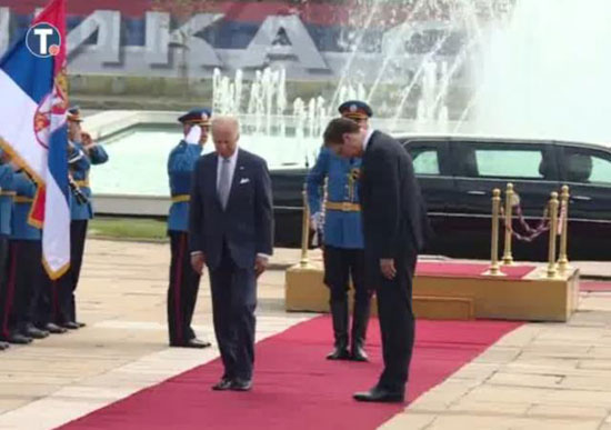 Џозеф Бајден пролази поред српске заставе без поклона (Фото: Танјуг)