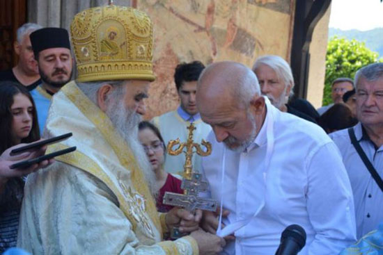 Митрополит Амфилохије уручује орден песнику Благоју Баковићу