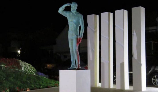 Споменик Баришићу освануо "крвавих руку" (Фото: Antifa Šibenik)
