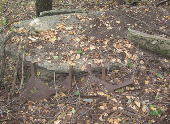 Слика 9. Остаци зарђалих и поломљених крстача, без обележја – Локација Скочивир