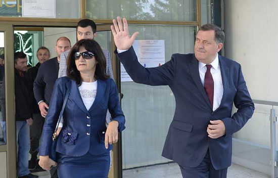 Милорад Додик са супругом и сином долази на референдумско изјашњавање (Фото: Танјуг/Тања Валич)