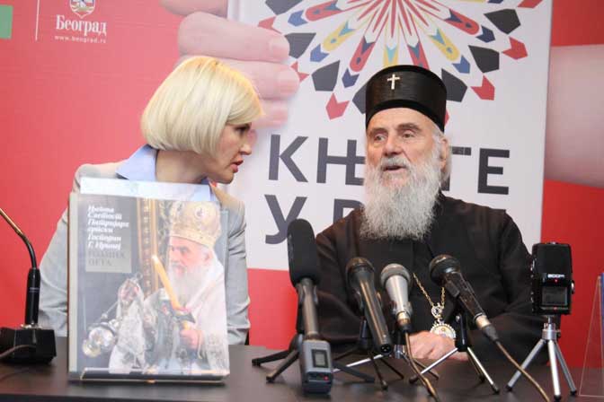 Директорка "Службеног гласника" Јелена Триван и патријарх Иринеј (Фото Фонет)