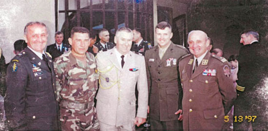 Анте Готовина са француским војним аташеом у Загребу 1997. (Извор: Nacional.hr)