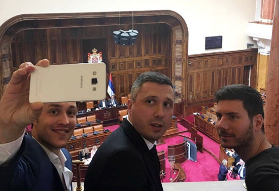 Иван Пернар (десно) у Скупштини Србије (Фото: Спутњик Србија)