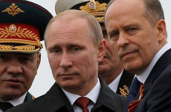 Сергеј Шојгу, Владимир Путин и директор ФСБ Александар Бортников на Дану победе 2014. у Севастопољу (REUTERS/Maxim Shemetov)