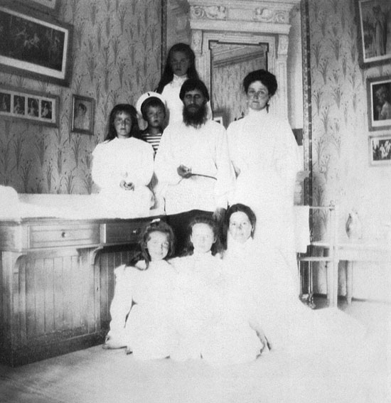 Александра Фјодоровна са децом и Распутин,1908. Фотографија из архиве