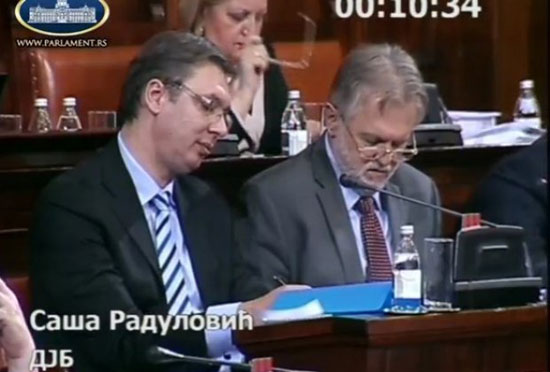 Премијер и министар Вујовић током излагања Саша Радуловића (Printscreen Народна скупштина)