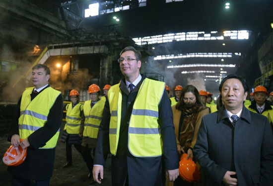 Прслук главу чува: Премијер Вучић у Железари (Фото: Танјуг/Раде Прелић)