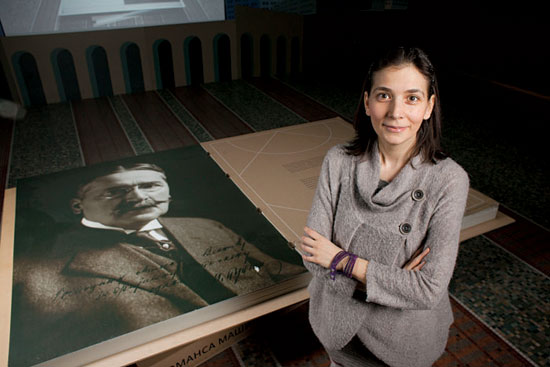 Александра Нинковић Ташић поред Пупиновог портрета на изложби (Фото: Ђорђе Којадиновић/Недељник)