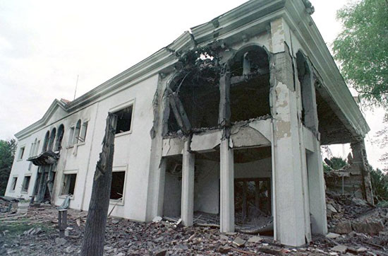 Поглед на уништену београдску резиденцију југословенског председника Слободана Милошевића 22. априла 1999. (Фото: РИА/Ројтерс)