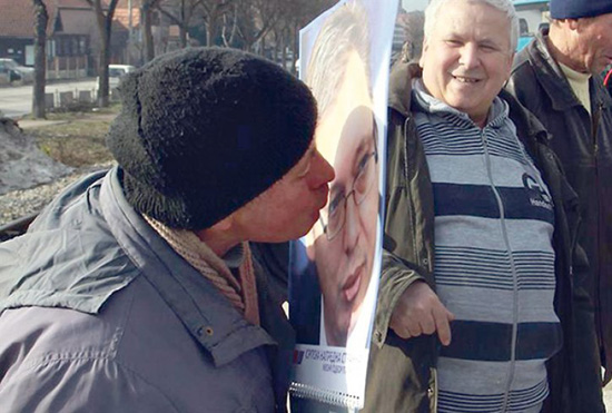 У народу постоји поштовање према Вучићевим фотографијама као према иконама