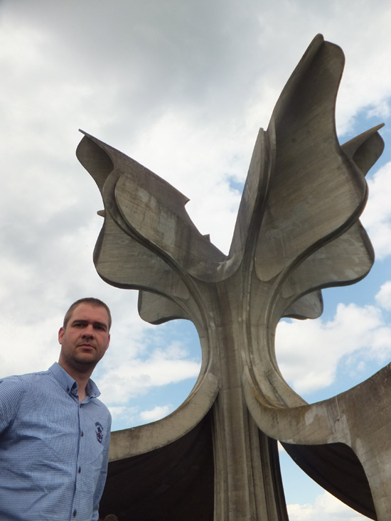 Бојан Ђокић поред „Каменог цвета“ (Фото: Лична архива)