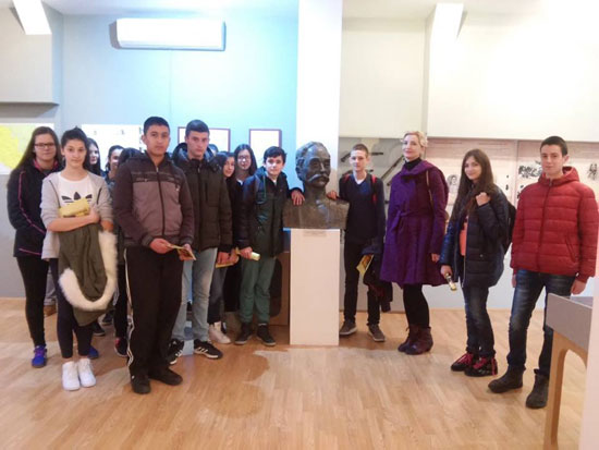 Милана Бабић са ученицима на изложби "У сусрет руском цару"