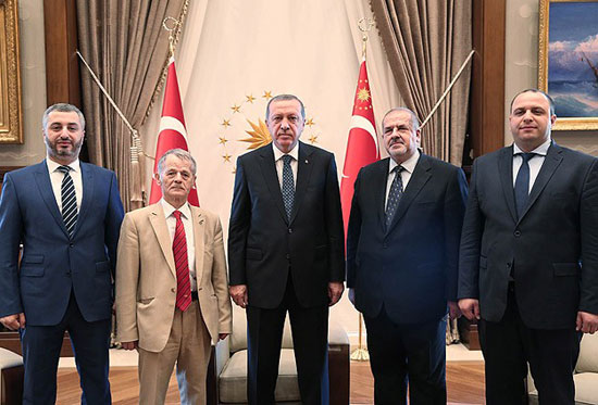 Председник Турске Р. Т. Ердоган (у средини), бивши шеф меџлиса М. Џемилев (други лево) и садашњи председник меџлиса Р.Чубаров (други десно)