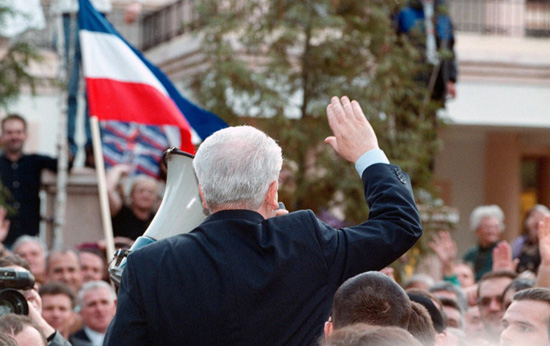 Слободан Милошевић отпоздравља присталицама из Социјалистичке партије, које су се окупиле испред његове куће у Београду, 2001. (Фото: Couple/Globalphoto.com/Liaison via Getty Images)