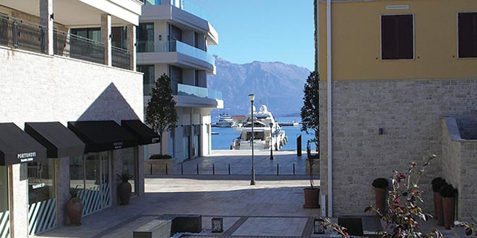 Јахта с погледом на Ловћен, вербална инсталација. Бока Которска, Портонови, детаљ (Фото: Н. М.)